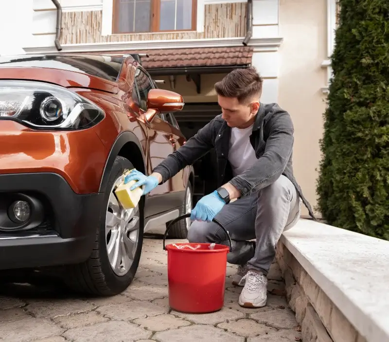 Lavage auto à domicile Mouchamps : professionnel intervenant sur un véhicule